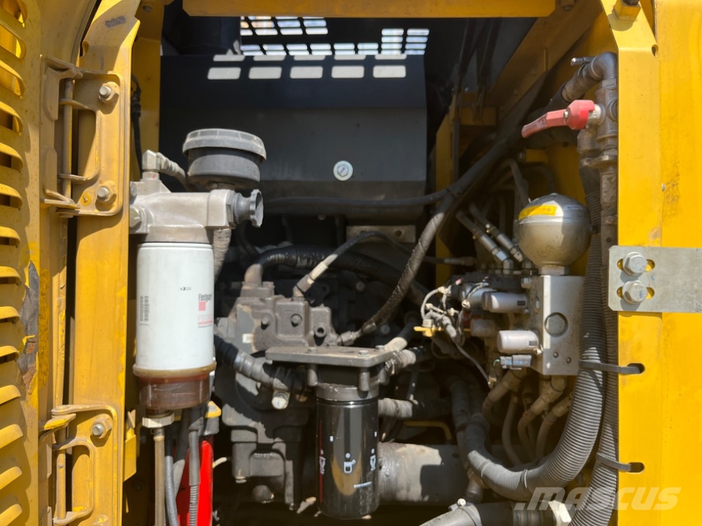 Komatsu PW 148-8 حفارات بعجل