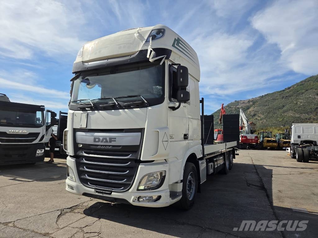 DAF XF 460 Kamioni sa ravan platformom / vitlom