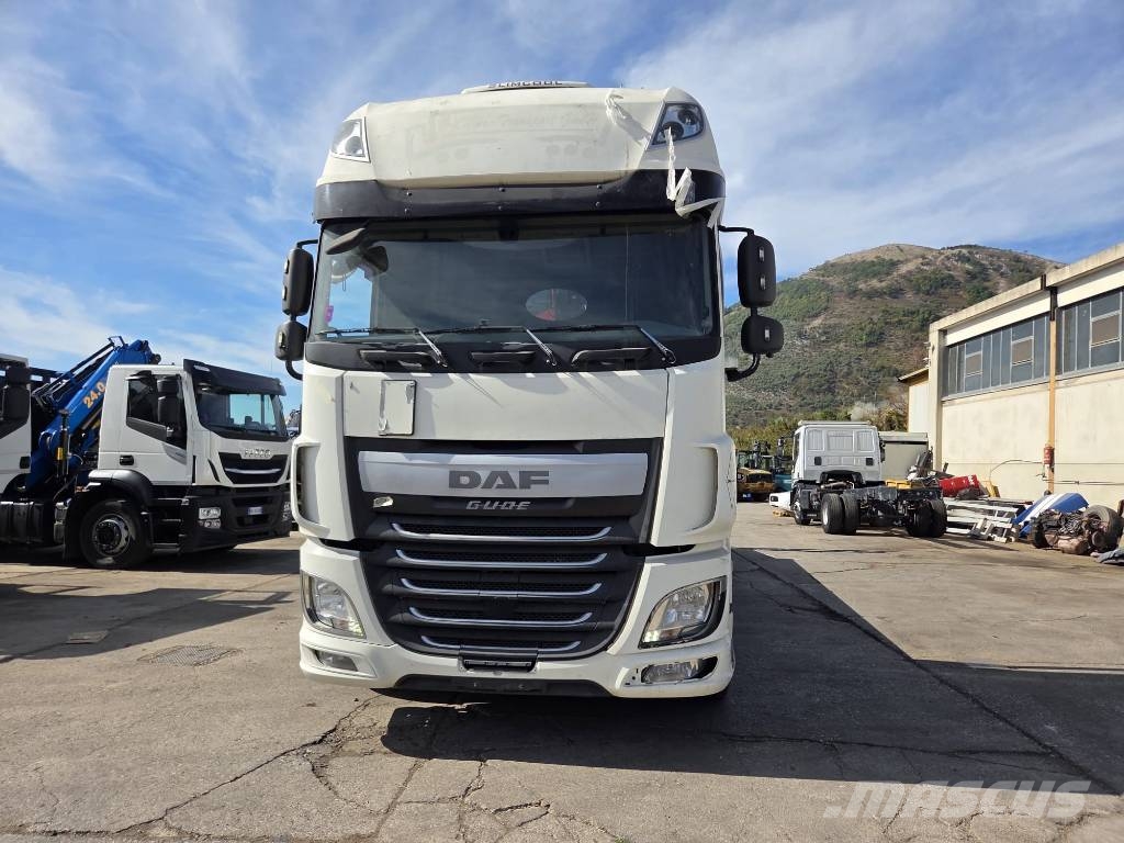 DAF XF 460 Kamioni sa ravan platformom / vitlom
