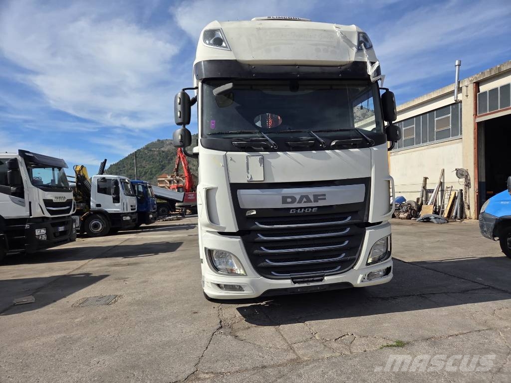 DAF XF 460 Kamioni sa ravan platformom / vitlom