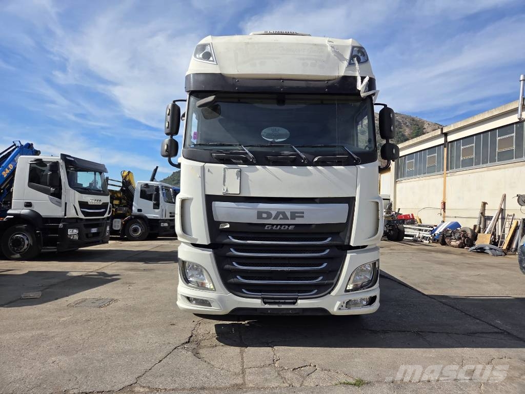 DAF XF 460 Kamioni sa ravan platformom / vitlom