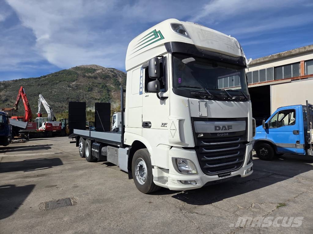 DAF XF 460 Kamioni sa ravan platformom / vitlom