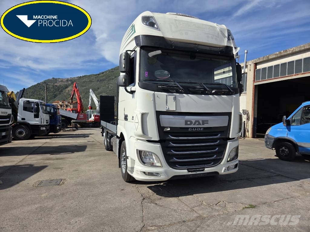 DAF XF 460 Kamioni sa ravan platformom / vitlom