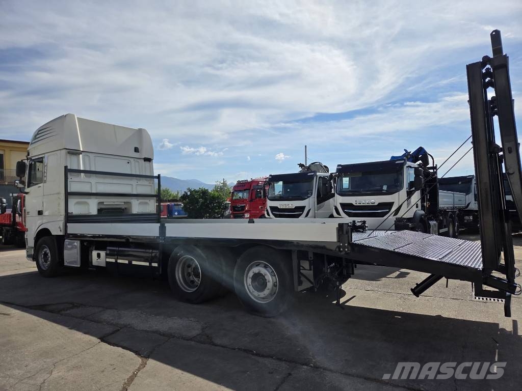 DAF XF 460 Kamioni sa ravan platformom / vitlom
