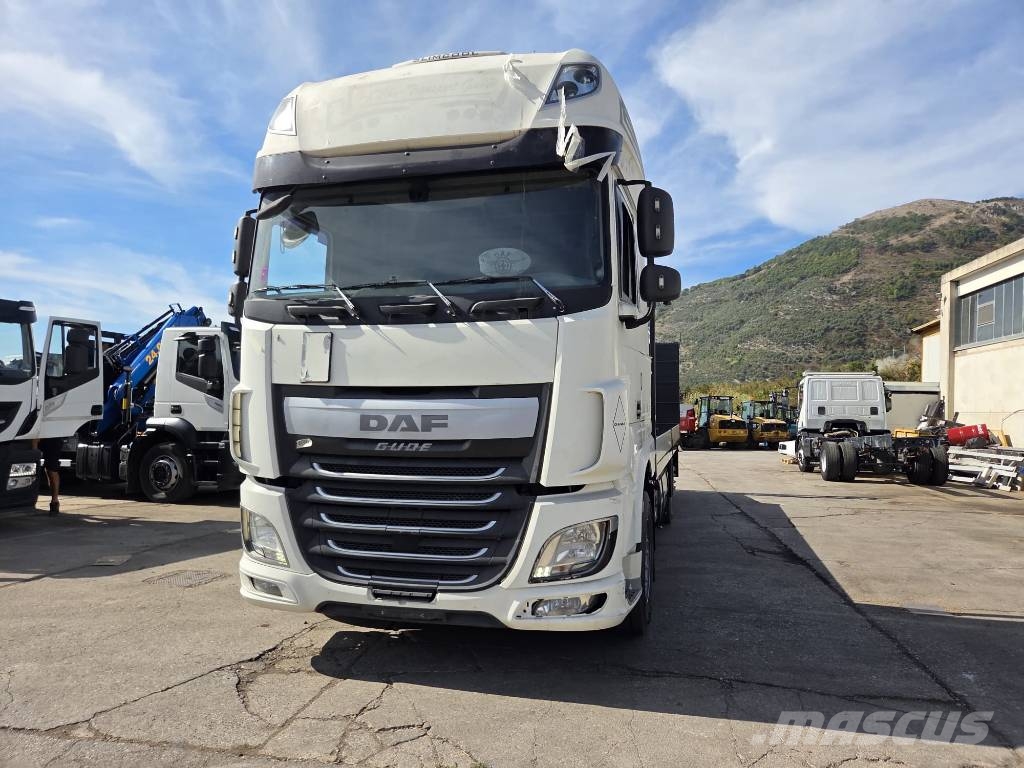 DAF XF 460 Kamioni sa ravan platformom / vitlom