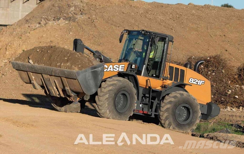 CASE 821 F Колесни товарачи
