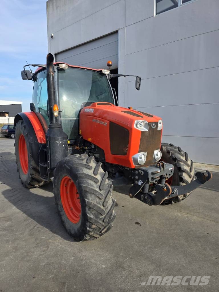 Kubota M135GX Traktori