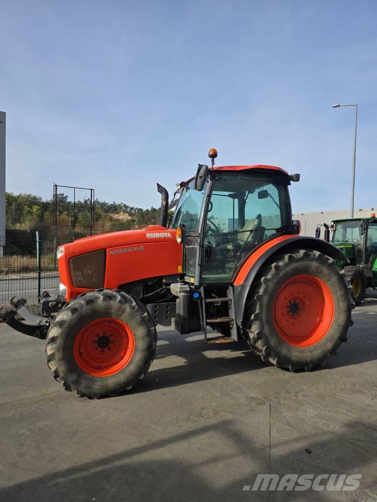 Kubota M135GX Traktori