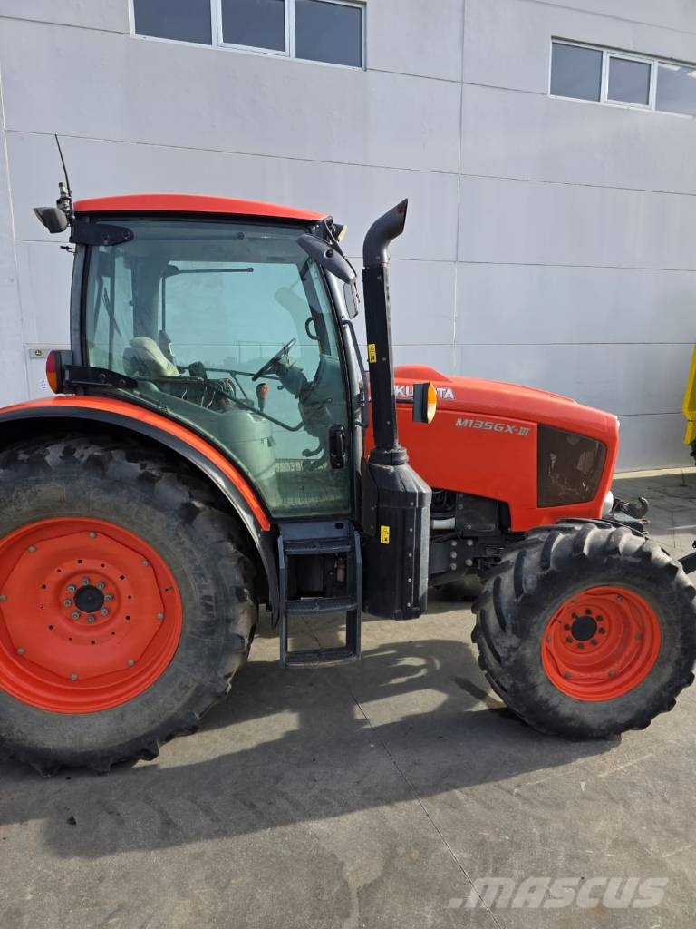 Kubota M135GX Traktori