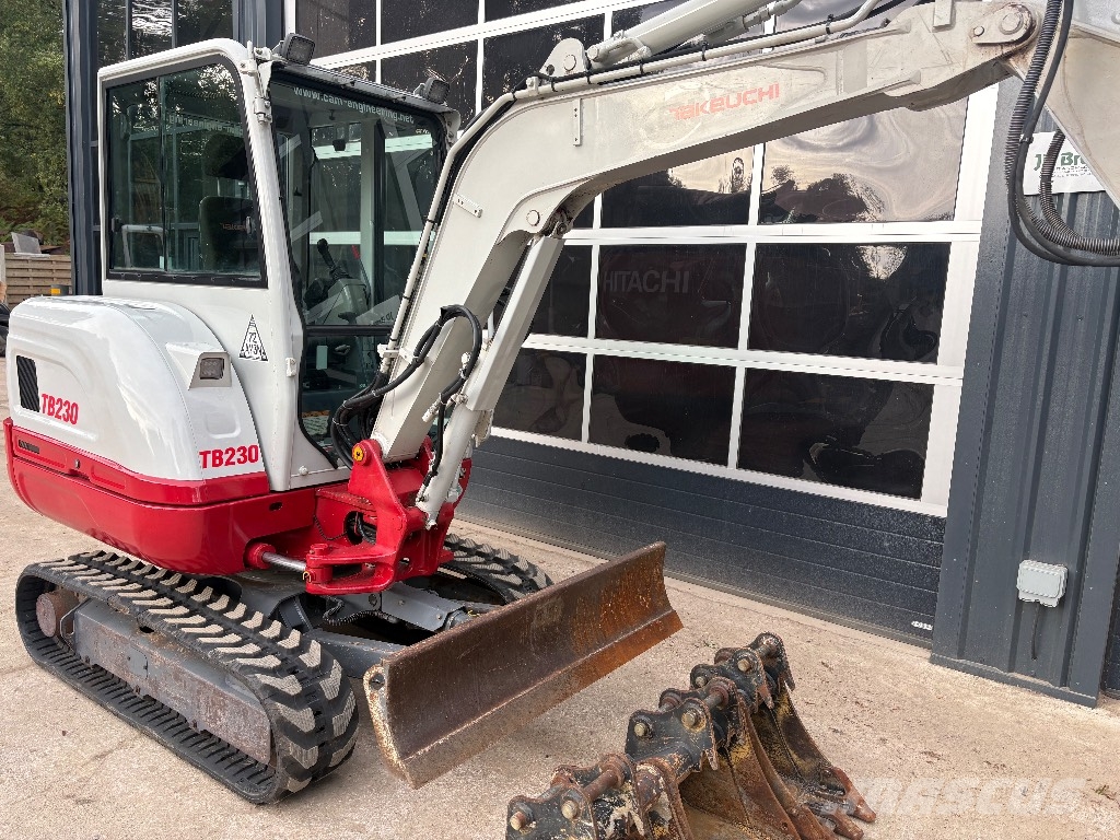 Takeuchi TB 230 Mini pelle < 7t