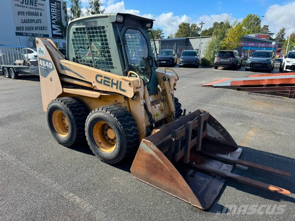 Gehl 4640 - inkl skopa & gaffelställ Šmykom riadené nakladače