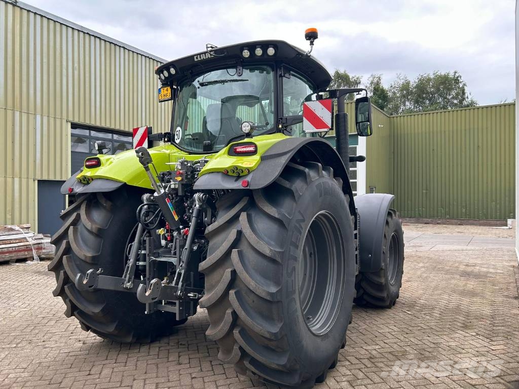 CLAAS Axion 830 Night Edition الجرارات