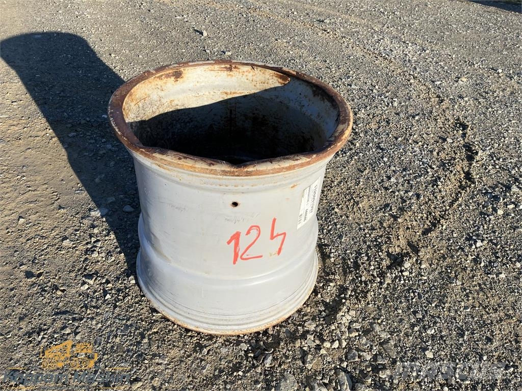 Valmet 941 24x26,5 Used/Beg الإطارات والعجلات والحافات