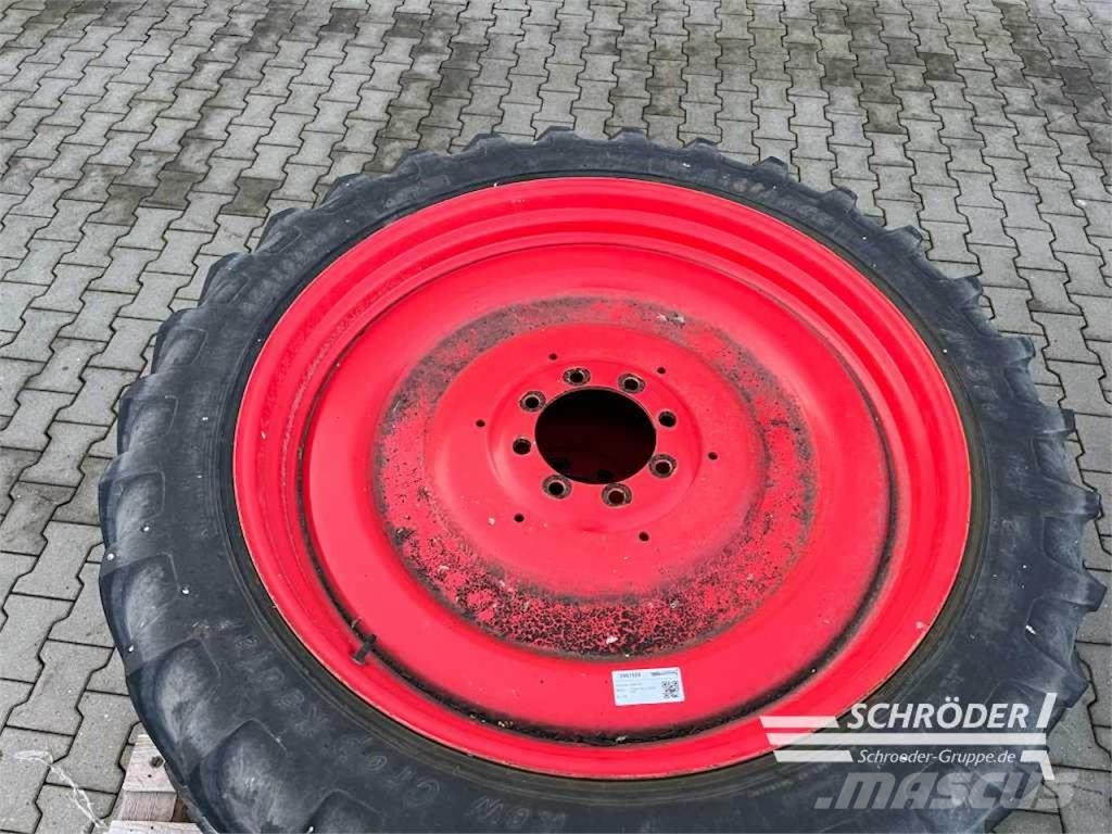 Fendt 270/95 R32 + 320/90 R46 PFLEGERÄDER Renkaat ja vanteet