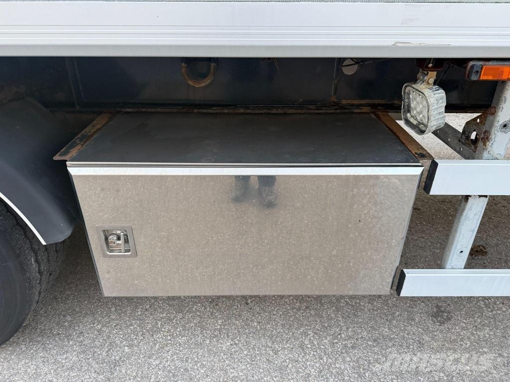 Schweriner SF24-G80N + CARRIER VECTOR 1850 + MEAT HOOKS Kühlauflieger