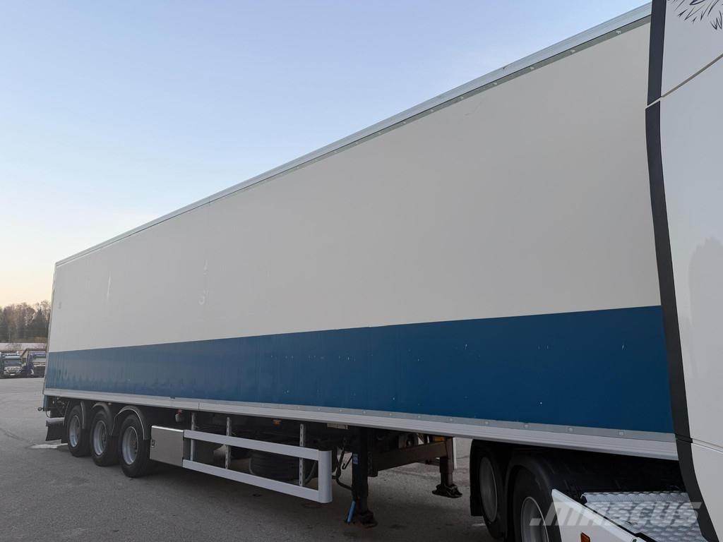 Schweriner SF24-G80N + CARRIER VECTOR 1850 + MEAT HOOKS Kühlauflieger
