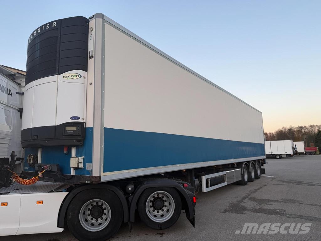 Schweriner SF24-G80N + CARRIER VECTOR 1850 + MEAT HOOKS Kühlauflieger