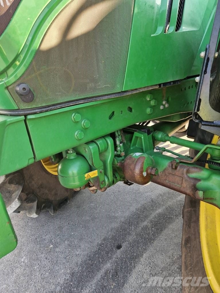 John Deere 6215 R الجرارات