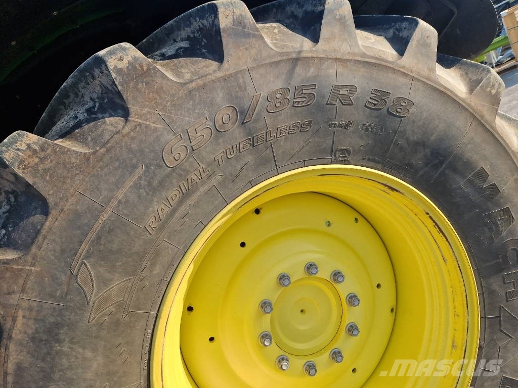 John Deere 6215 R الجرارات