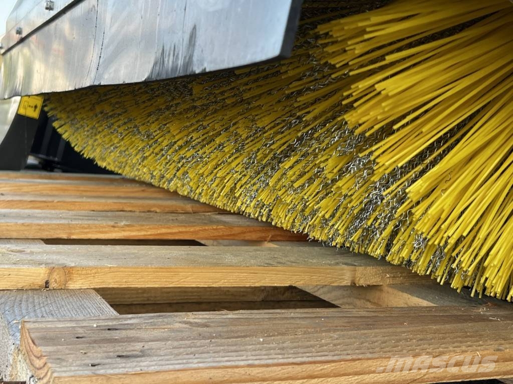 Gehl Skidsteer lader – graaf arm – bezem – schuif – bet Kompaktlader