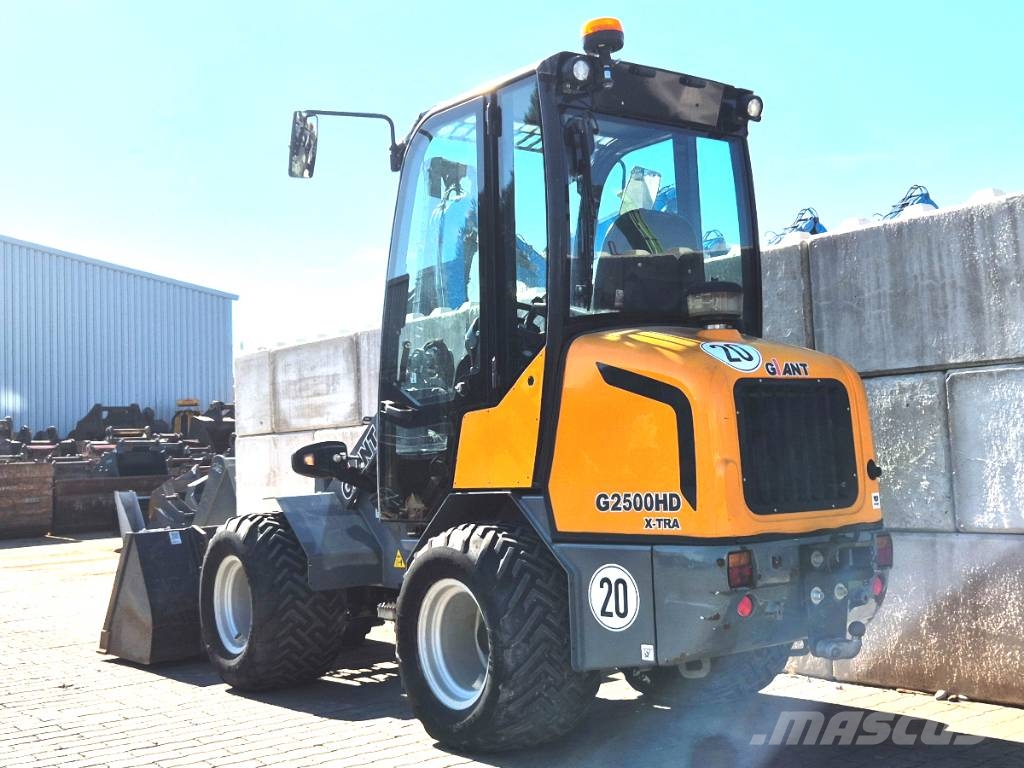 GiANT G 2500 X-Tra HD لوادر انزلاقية التوجيه