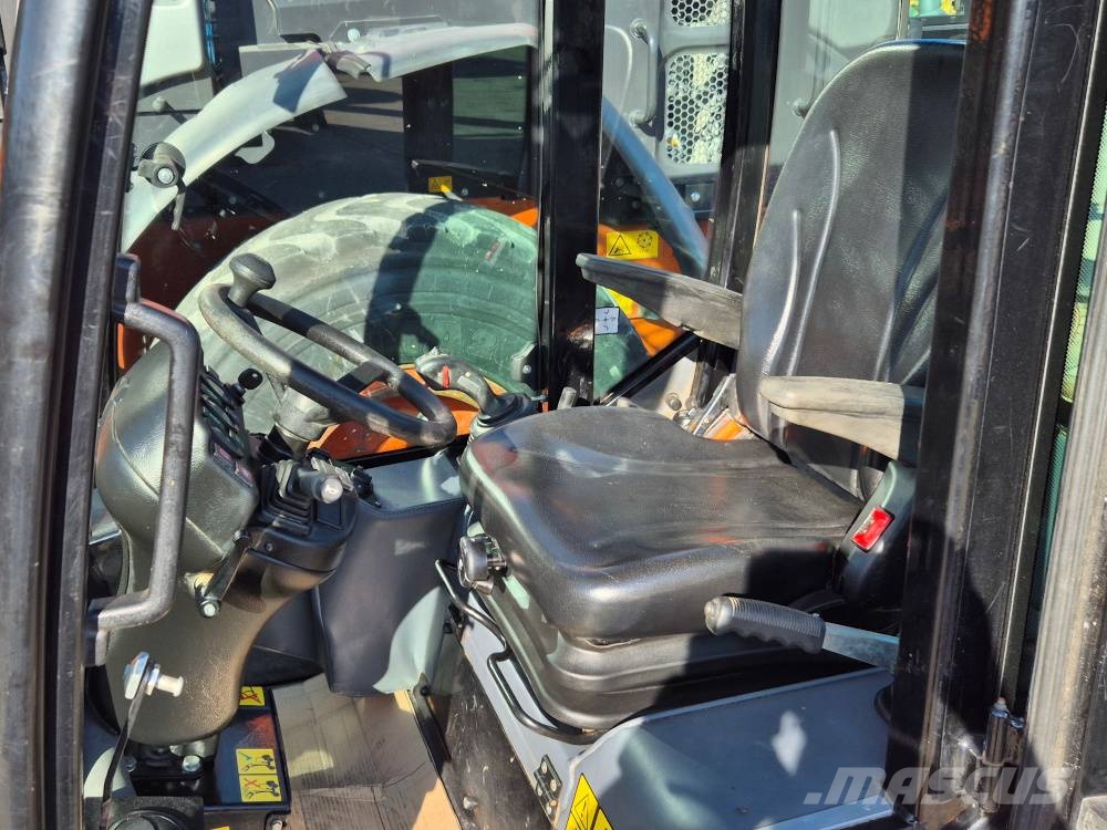 GiANT G 2500 X-Tra HD لوادر انزلاقية التوجيه