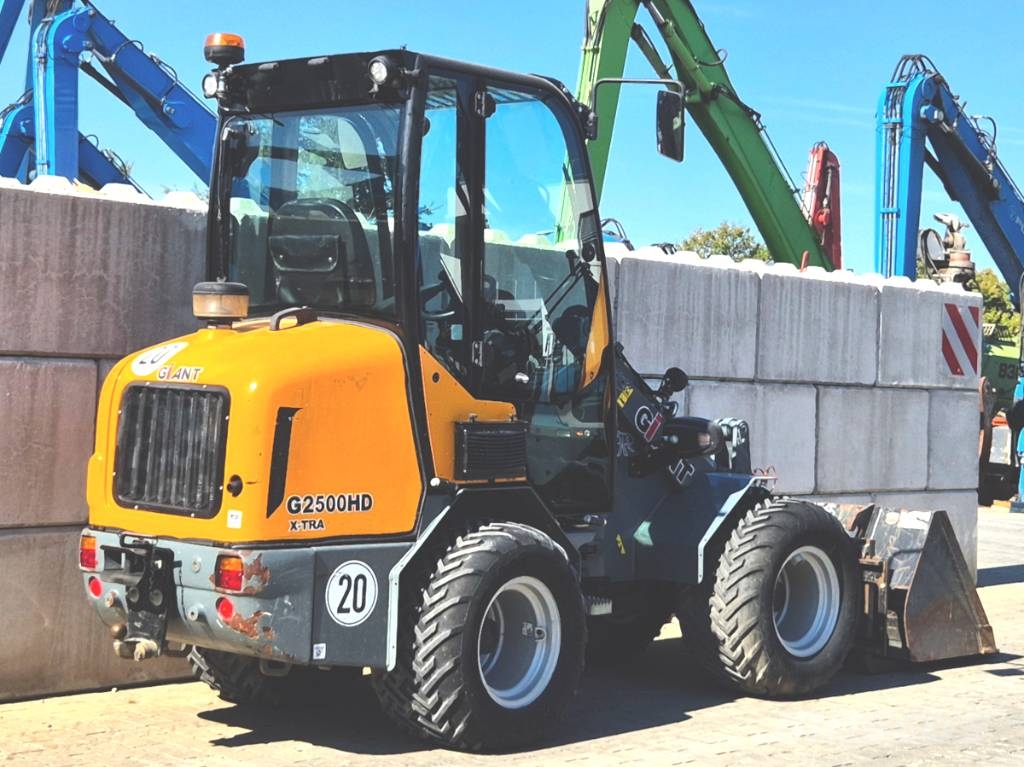 GiANT G 2500 X-Tra HD لوادر انزلاقية التوجيه