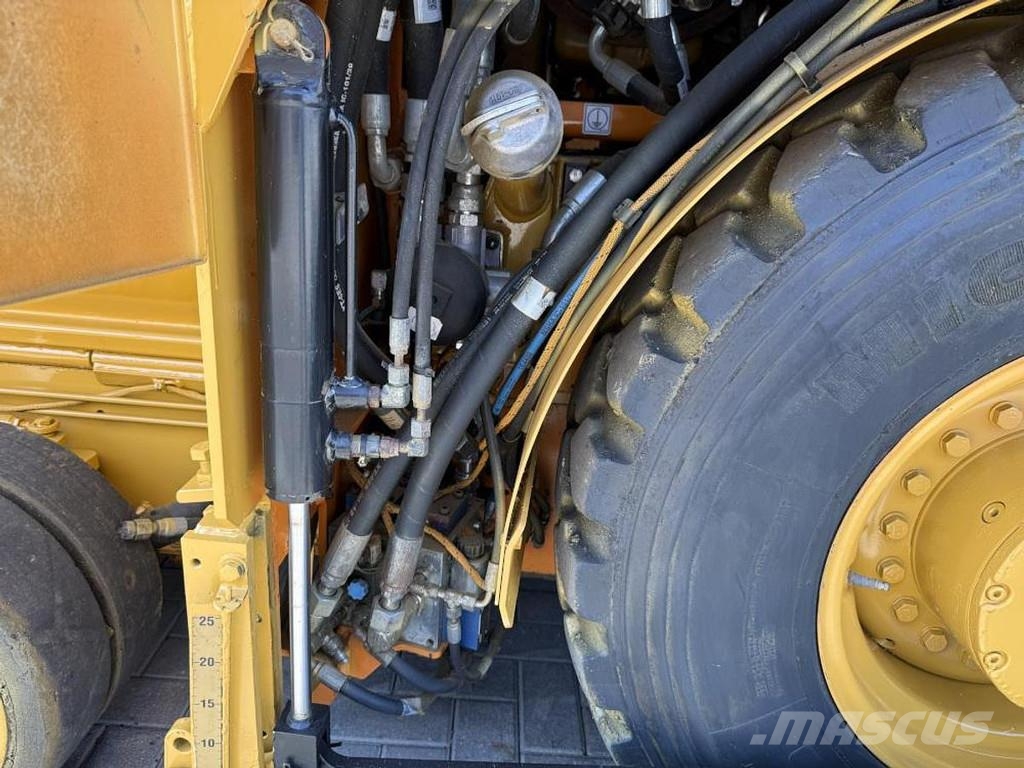 CAT AP 300F Asfaldilaoturid