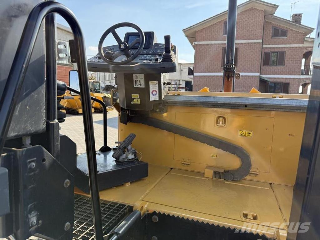CAT AP 300F Asfaldilaoturid