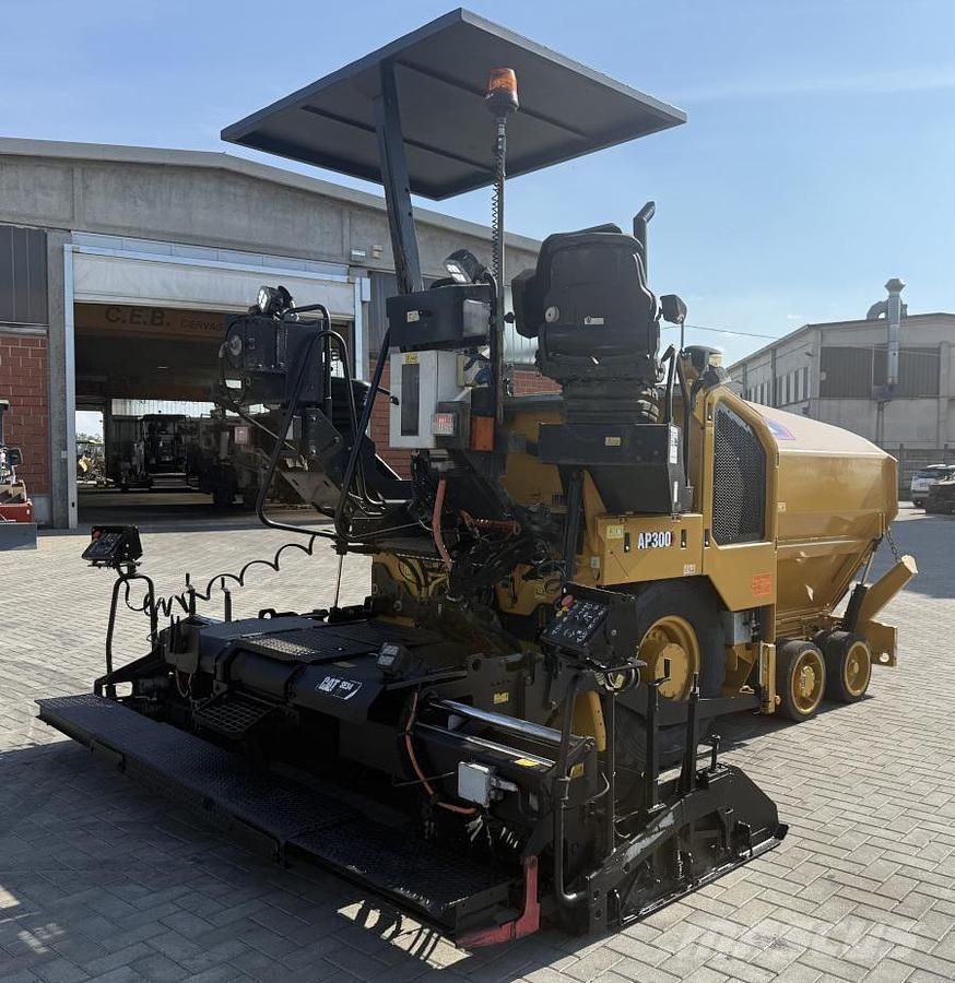 CAT AP 300F Asfaldilaoturid