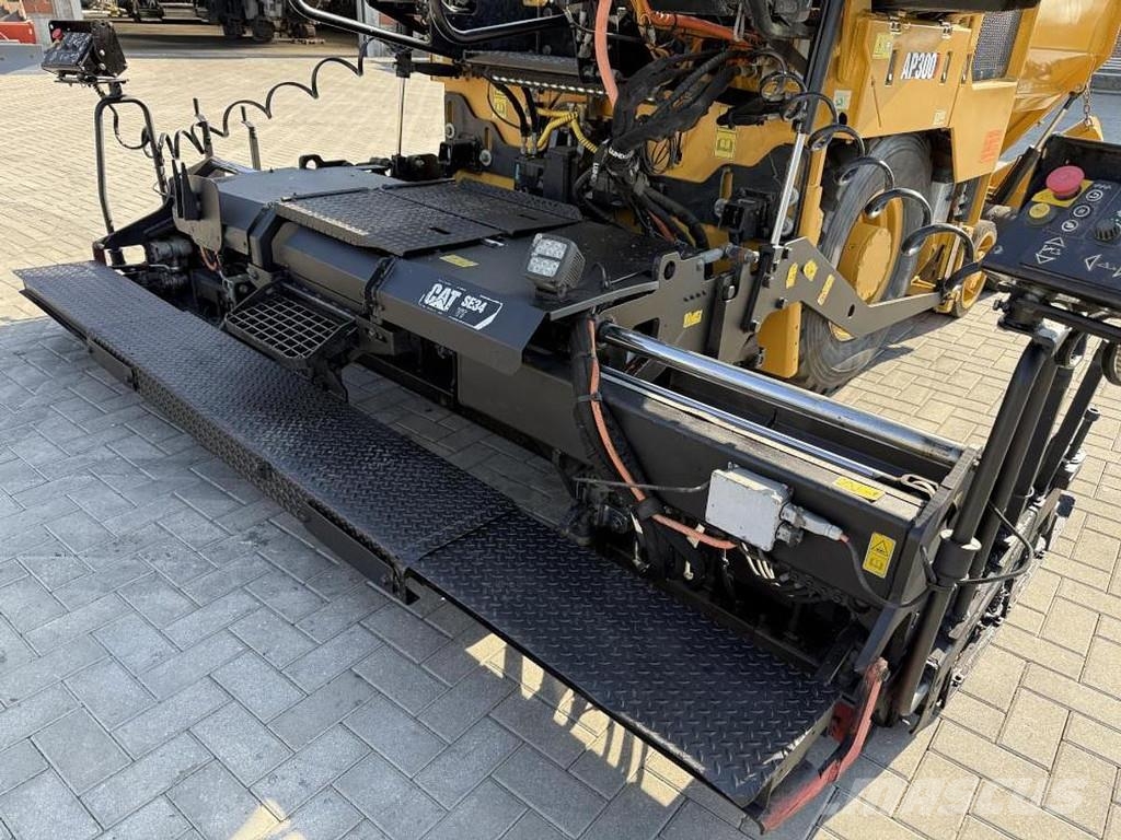 CAT AP 300F Asfaldilaoturid