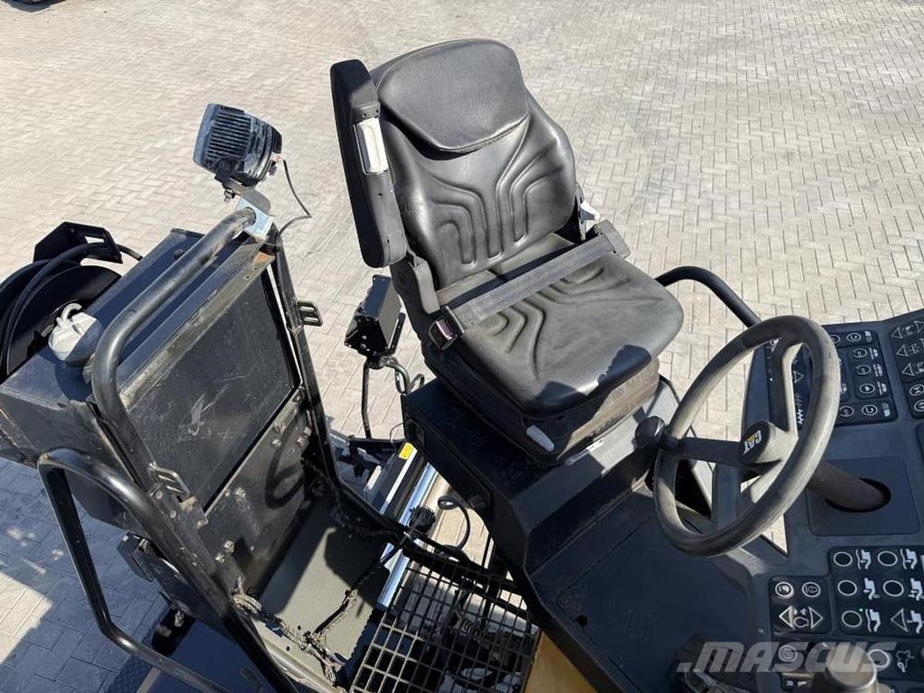 CAT AP 300F Asfaldilaoturid