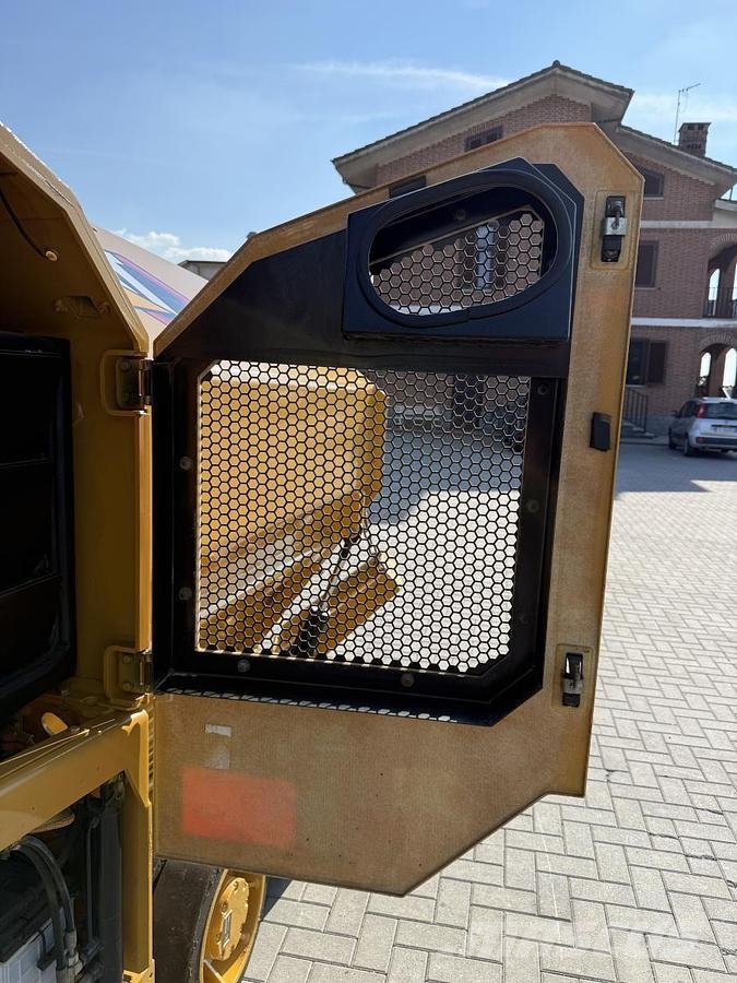 CAT AP 300F Asfaldilaoturid