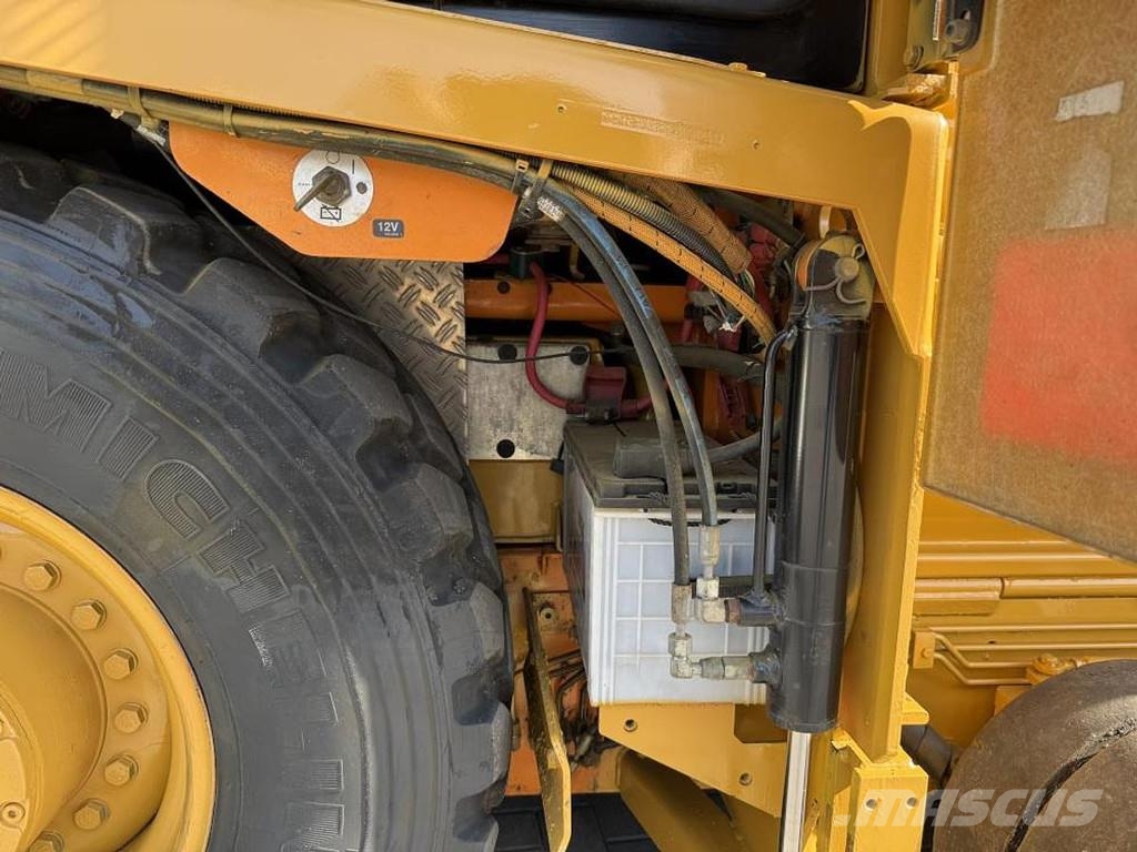 CAT AP 300F Asfaldilaoturid