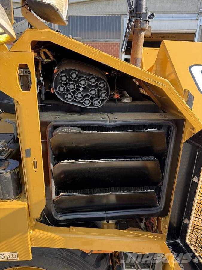 CAT AP 300F Asfaldilaoturid