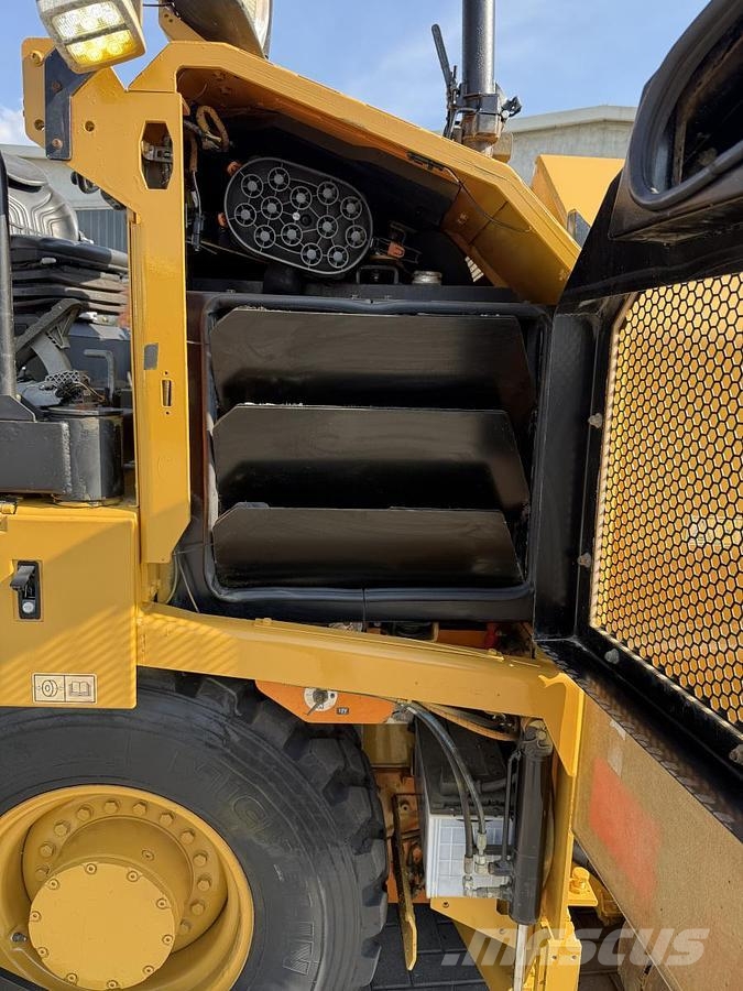 CAT AP 300F Asfaldilaoturid