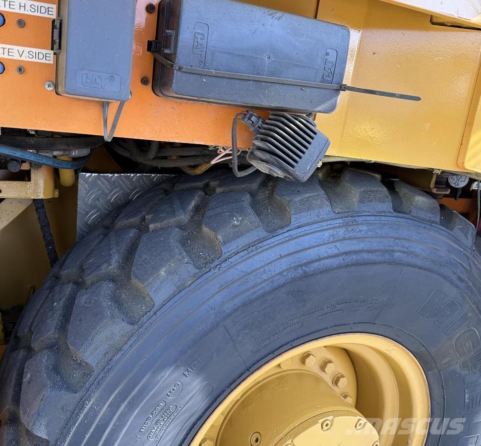 CAT AP 300F Asfaldilaoturid