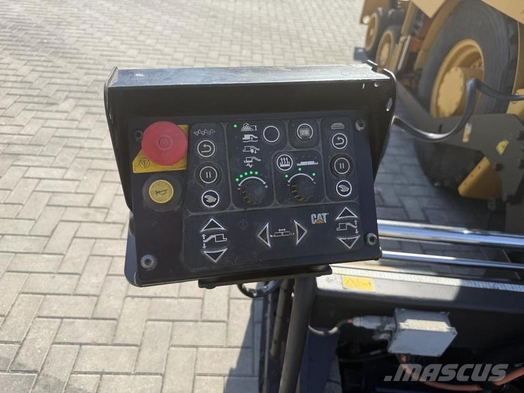 CAT AP 300F Asfaldilaoturid