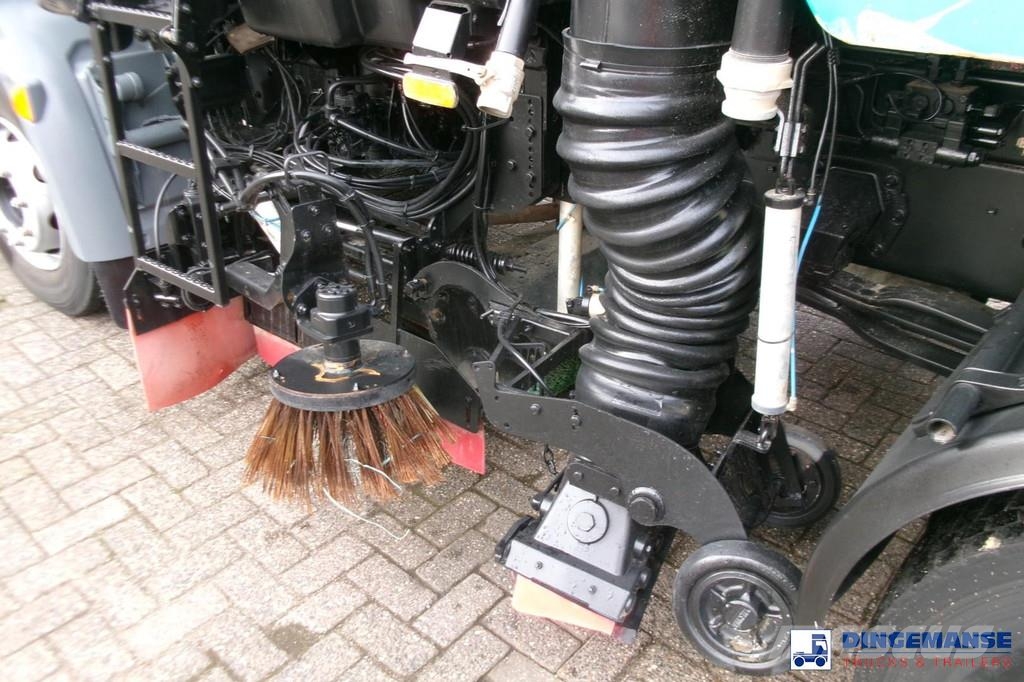 DAF LF 55.220 4X2 Johnston street sweeper Kehrmaschine
