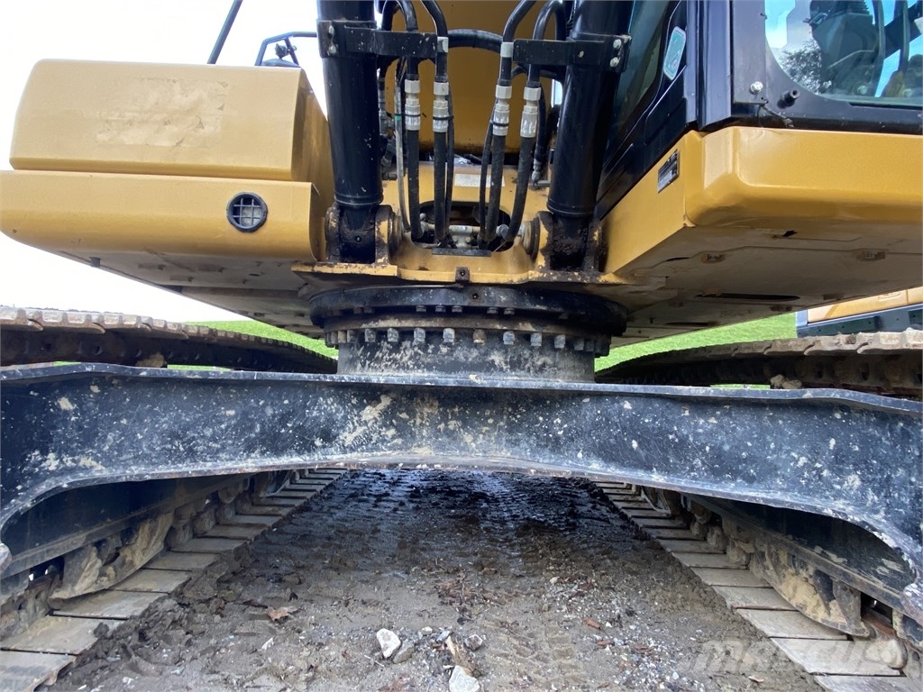 CAT 323 Pásové rýpadlá