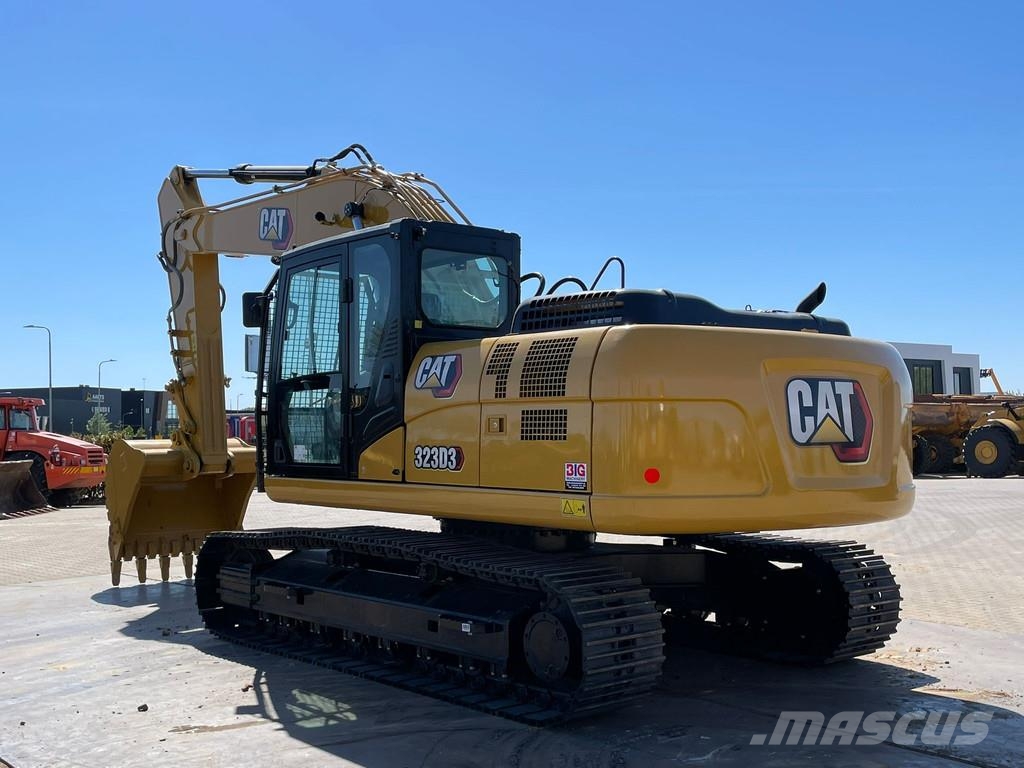 CAT 323D3 حفارات زحافة