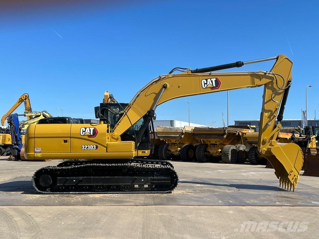 CAT 323D3 حفارات زحافة