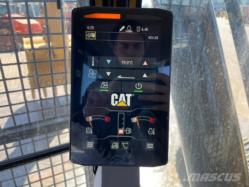 CAT 323D3 حفارات زحافة