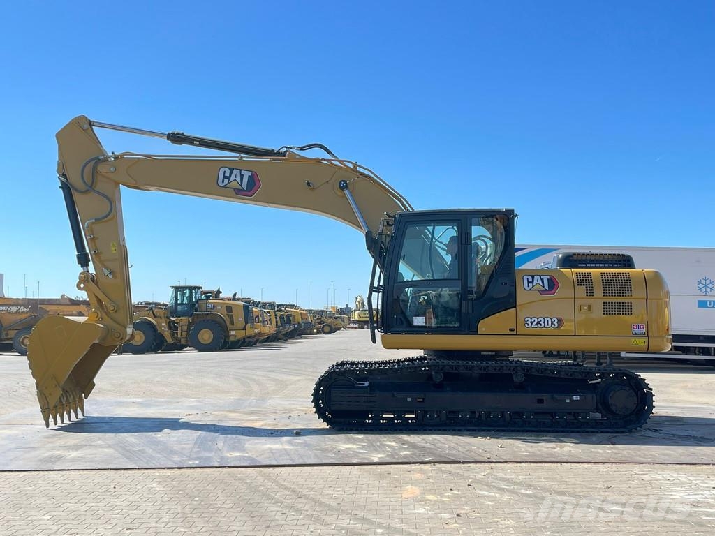CAT 323D3 حفارات زحافة