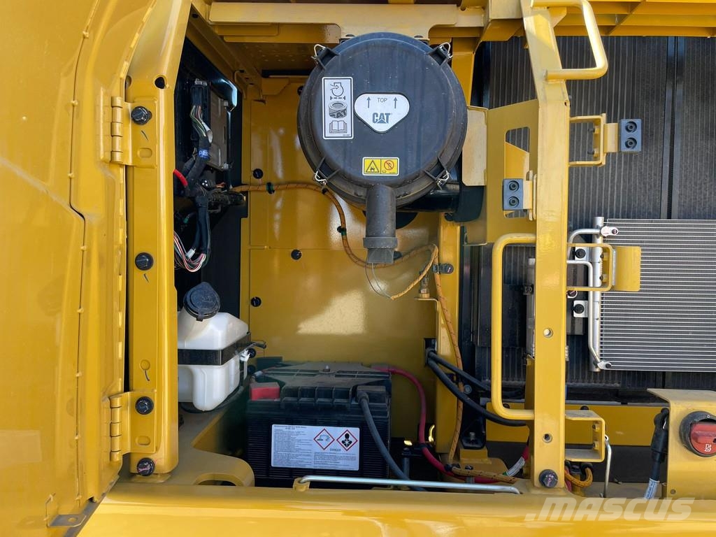 CAT 323D3 حفارات زحافة