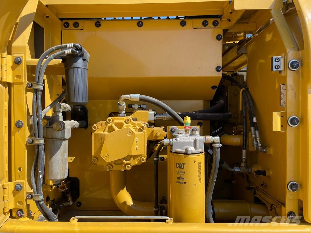 CAT 323D3 حفارات زحافة