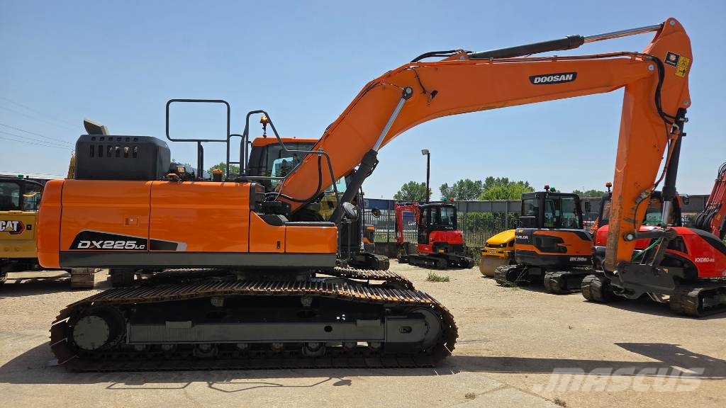 Doosan DX 225 LC 大型油圧ショベル12t以上（パワーショベル・ユンボ）