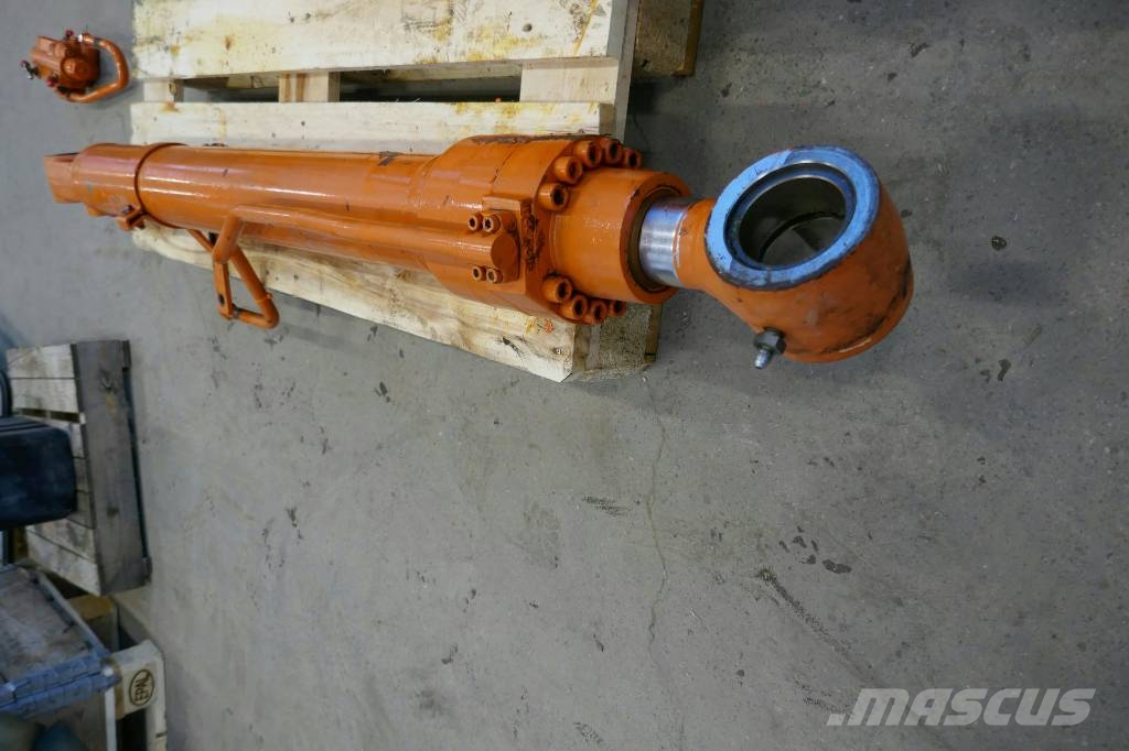 Hitachi ZX135 US, Bom kolv Hidráulica