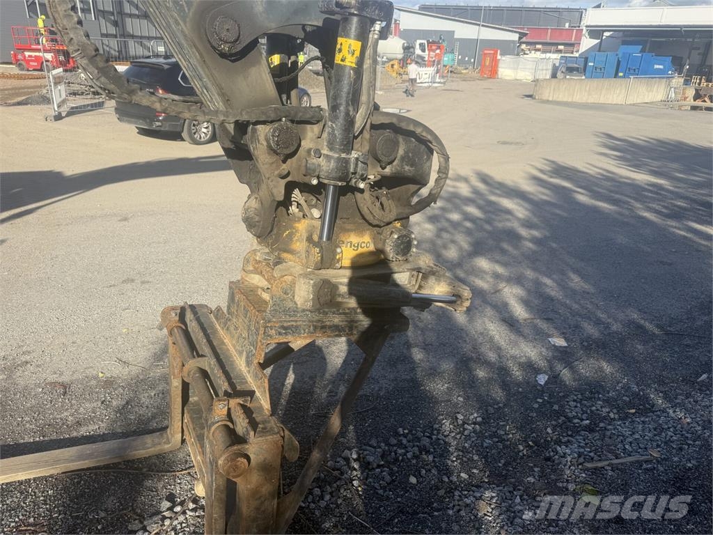 Hyundai HW140A Gravemaskiner på hjul