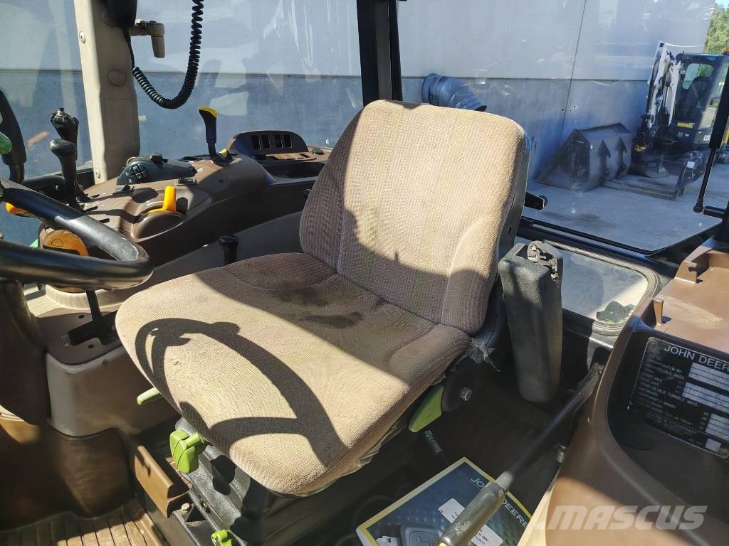 John Deere 5820 الجرارات